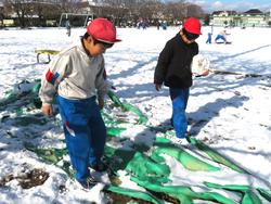 運動場で雪遊びを楽しむ三樹っ子たち
