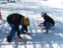 運動場で雪遊びを楽しむ三樹っ子たち