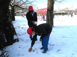 運動場で雪遊びを楽しむ三樹っ子たち