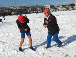 運動場で雪遊びを楽しむ三樹っ子たち