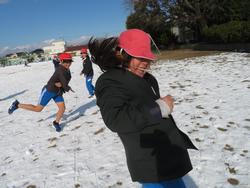 運動場で雪遊びを楽しむ三樹っ子たち