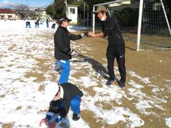 運動場で雪遊びを楽しむ三樹っ子たち