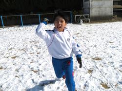 運動場で雪遊びを楽しむ三樹っ子たち