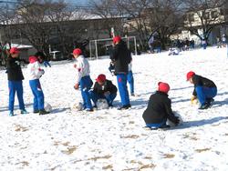 運動場で雪遊びを楽しむ三樹っ子たち