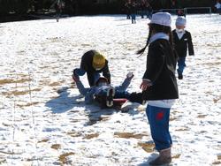 運動場で雪遊びを楽しむ三樹っ子たち
