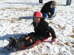 運動場で雪遊びを楽しむ三樹っ子たち
