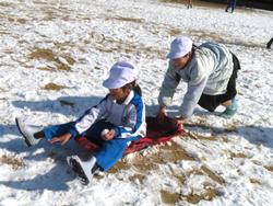 運動場で雪遊びを楽しむ三樹っ子たち