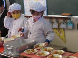 1年給食準備の様子