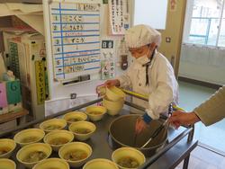 1年給食準備の様子