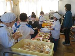 1年給食準備の様子