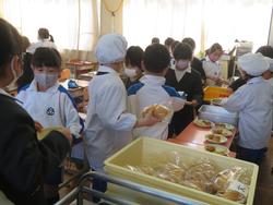 1年給食準備の様子
