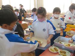 1年給食準備の様子