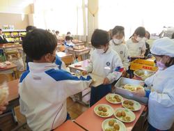 1年給食準備の様子