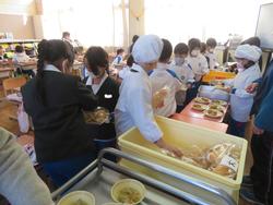 1年給食準備の様子