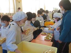 1年給食準備の様子