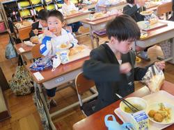 1年生給食の様子