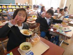 1年生給食の様子