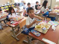 1年生給食の様子