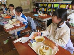1年生給食の様子