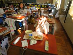 1年生給食の様子