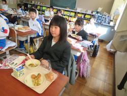 1年生給食の様子