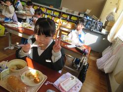 1年生給食の様子