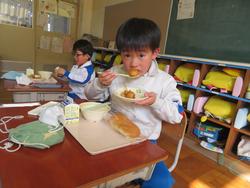 1年生給食の様子