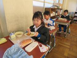 1年生給食の様子