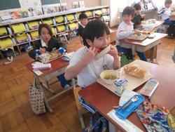 1年生給食の様子