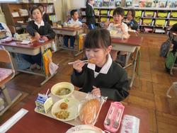 1年生給食の様子