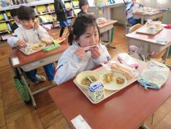 1年生給食の様子