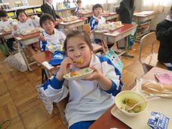 1年生給食の様子