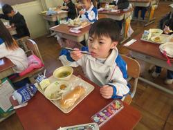 1年生給食の様子