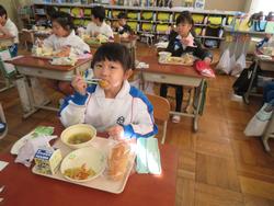 1年生給食の様子