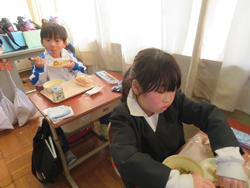 1年生給食の様子