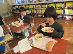 1年生給食の様子