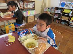 1年生給食の様子