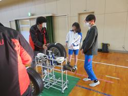 5年生ダイハツものづくり体験教室の様子