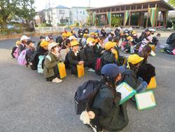 4年生校外学習に出発