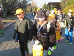 4年生校外学習に出発