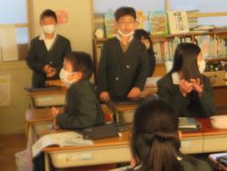 4年生「おめでとう」の掲示板づくり