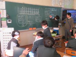 4年生「おめでとう」の掲示板づくり