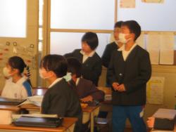 4年生「おめでとう」の掲示板づくり