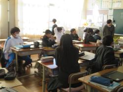 4年生「おめでとう」の掲示板づくり