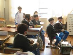 4年生「おめでとう」の掲示板づくり