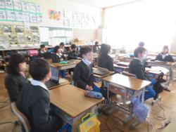 4年生「おめでとう」の掲示板づくり