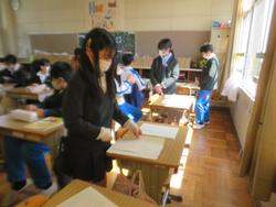 6年生卒業文集の綴じ合わせ