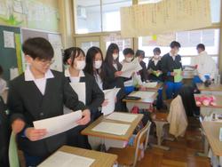 6年生卒業文集の綴じ合わせ