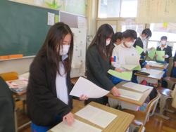 6年生卒業文集の綴じ合わせ