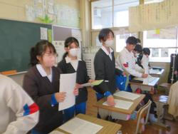 6年生卒業文集の綴じ合わせ